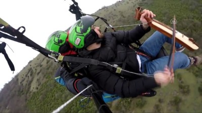 salmas - Samsunlu müzisyen yamaç paraşütü yaparken kemençe çaldı Videosu