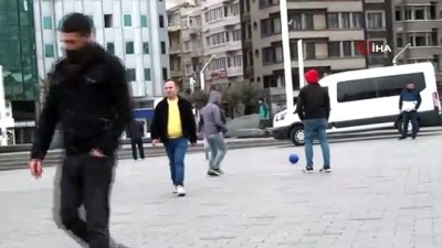 grup genc -  Taksim'de sosyal mesafe uyarısını umursamayan gençler top oynadı Videosu
