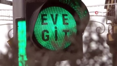  Trafik ışıklarında 'Evde kal' uyarısı