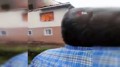  2 katlı evin çatısı alev alev yandı