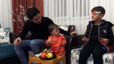  Down sendromlu çocuğu ile şarkı söyleyerek ‘evde kal’ mesajı verdi