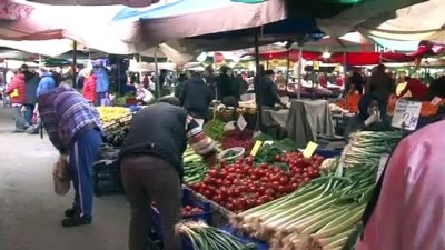  'Ellerinizle seçmeyin dediğimizde kızıp almıyorlar' İzmirli bazı vatandaşlar 'Evde kal' çağrılarına kulak asmadı