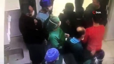  Genç kızların doktoru darp ettiği anların görüntüleri ortaya çıktı