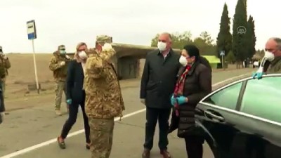 karantina - Gürcistan Cumhurbaşkanı Zurabişvili, güvenlik kontrol noktalarında incelemelerde bulundu - TİFLİS Videosu