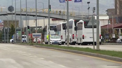karantina - Karantinadaki umreciler memleketlerine gönderiliyor - Otobüslerin Gölbaşı'ndaki öğrenci yurduna girişi - ANKARA Videosu