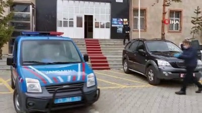  Kaymakam ve belediye başkanı 65 yaş üstü vatandaşların temel ihtiyaçlarını birlikte teslim etti