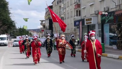  Maskeli eldivenli Mehter Takımından evde kalan vatandaşa destek