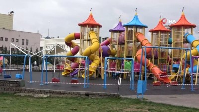  Uşak’ta park ve oyun alanlarına girişler güvenlik şeritleri ile kapatıldı