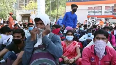 Yeni Delhi'de Kovid-19 tedbirleri nedeniyle çalışanlar köylerine dönüyor - YENİ DELHİ