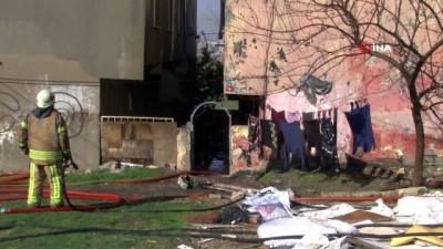  Avcılar’da iki binanın çatı katı alev alev  yandı