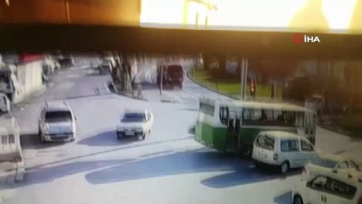  Kamyonet otomobille böyle çarpıştı: 1 yaralı