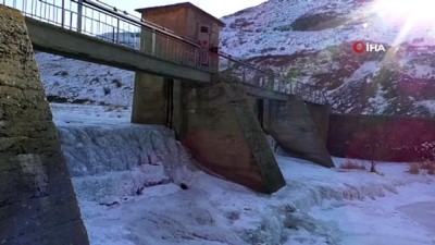  Kars'ta soğuk havanın dondurduğu baraj suları Mart ayında da çözülmedi