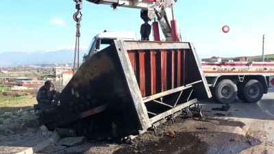 tir dorsesi -  Tırın dorsesindeki 25 ton ağırlığındaki makine yola düştü Videosu