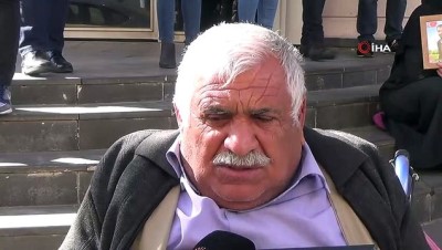  Yürüme engelli baba, teröristlerin kaçırdığı evladı için HDP önünde eyleme başladı
