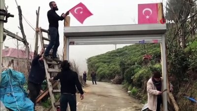  Bu köy halkı kendi karantinasını uyguluyor...Köyün girişine kepenkli kapı sistemi yerleştirdiler