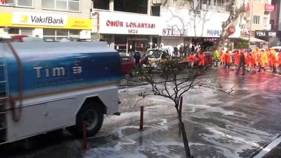  Edremit’te cadde ve sokaklar köpüklü su ile yıkandı