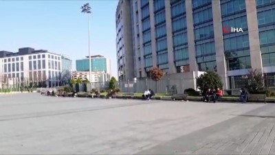  İstanbul Adliyesi önündeki banklar boş kalmadı