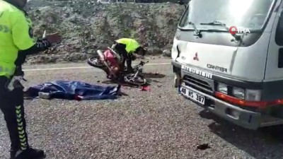  Kamyonet ile motosiklete çarptı: 1 ölü
