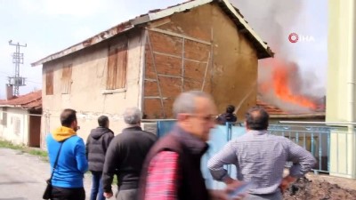  Müstakil ev alev alev yandı... Vatandaşlar hortumlar müdahale etmeye çalıştı