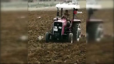  Dışarı çıkamayan çiftçinin tarlasını Mehmetçik sürdü