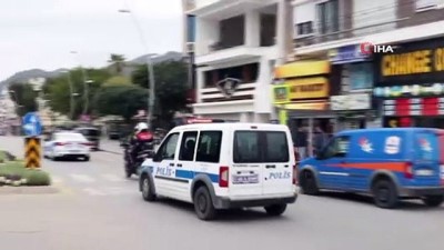  Marmaris’te polis ekipleri sokak sokak dolaşarak 'evde kalın' çağrısı yaptı