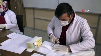  Meslek lisesi öğretmen ve öğrencileri günlük 3 bin maske üretiyor