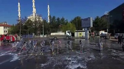 hassasiyet - Meydan, cadde ve sokaklar sabunlu suyla yıkandı - KIRIKKALE Videosu