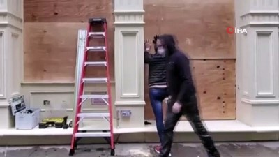  - New York’ta mağaza vitrinleri yağmalamaya karşı tahta plakalarla kapatıldı