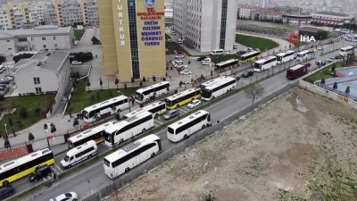  Yurtlarda kalan vatandaşları almaya gelen otobüsler uzun kuyruklar oluşturdu