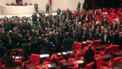 CHP'li Engin Özkoç'un açıklamalarının ardından Meclis'te yumruklu kavga