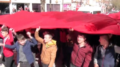 edebiyat -  Lise öğrencilerinden İdlib şehitleri için Türk bayraklı yürüyüş Videosu