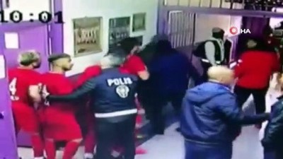 centilmenlik - Futbolcu ve polis arasında yaşanan gerginlik güvenlik kamerasına yansıdı Videosu