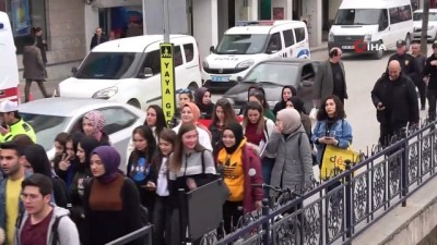  Üniversite öğrencileri, Mehmetçiğe destek için yürüyüş yaptı