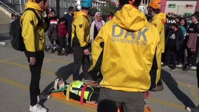 cansiz manken -  Deprem tatbikatında halatla çatıdan inerken Türk bayrağı açtılar Videosu