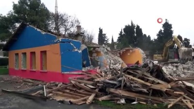  Silivri’de 5.8’lik depremin ardından hasar gören okulun yıkımına başlandı