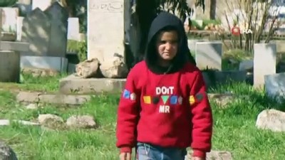  -  Bombardımandan kaçan Suriyeliler mezarlıkta yaşıyor