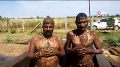  - Hindistan’da korona endişesiyle ineğin dışkıyla duş alıyorlar
- 'İneğin dışkısıyla duş alanlar virüse yakalanmıyor' iddiası