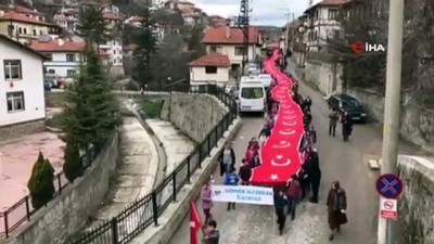  Öğrenciler şehitler için 200 metrelik bayrakla yürüdü