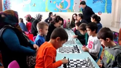 sanal ortam -  Velileriyle birlikte satranç öğreniyorlar Videosu