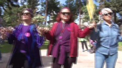 pazar gunu -  Antalya’da karnaval havasında Kadınlar Günü yürüyüşü Videosu