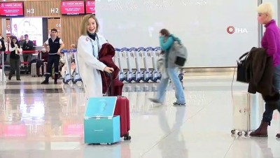 kadinlar gunu -  İstanbul Havalimanı'nda, kadınlara uzaktan kumandalı kutu ile çiçek dağıtıldı Videosu