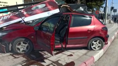  Kaldırıma çıkan araç reklam panosunu devirdi, sürücü yaralandı