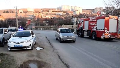 korkuluk -  Malatya'da otomobil sulama kanalına uçtu: 2 Yaralı Videosu