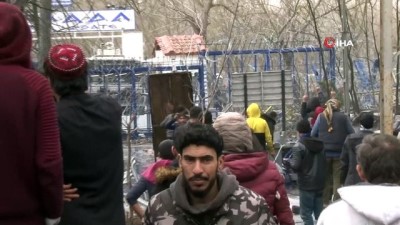 acik kapi -  Mülteciler Yunan güvenlik güçlerinin sert müdahalelerine direniyor Videosu