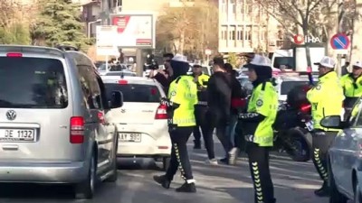  Trafik polisleri kadın sürücü ve yolculara karanfil dağıttı