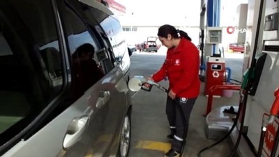 akaryakit istasyonu -  Burhaniye’de kadın pompacılar işbaşında Videosu