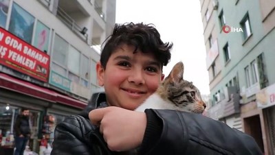 kiyam -  Sokakta bulduğu kediye üzüldü, montuna sarıp veterinere götürdü Videosu