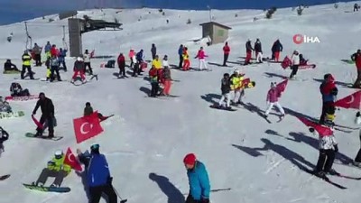  Türk bayraklı 500 kayaksever İdlib şehitleri için piste çıktı