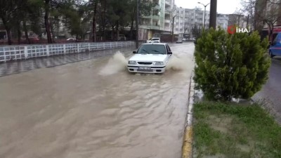  Adıyaman sele teslim...Bir evin duvarı çöktü