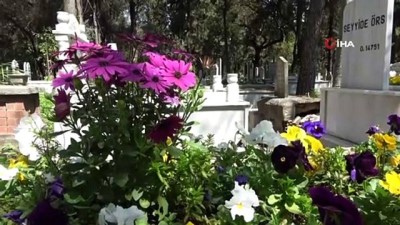 mezarlik ziyareti -  Evde kalan vatandaşların ölmüş yakınları için uzaktan mezar bakım hizmeti Videosu